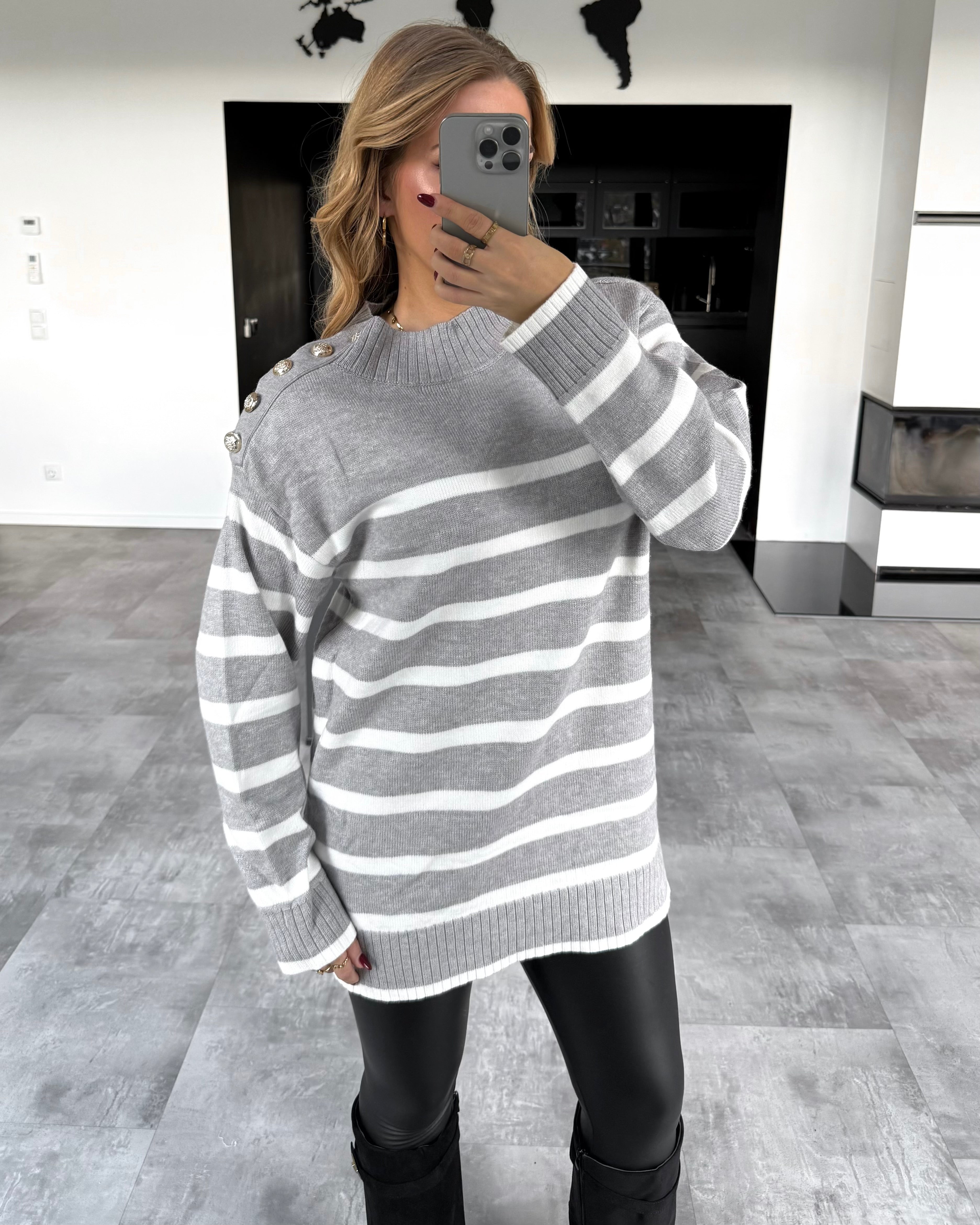 Pullover "Maribel" mit goldenen Knöpfen Grau-Weiß