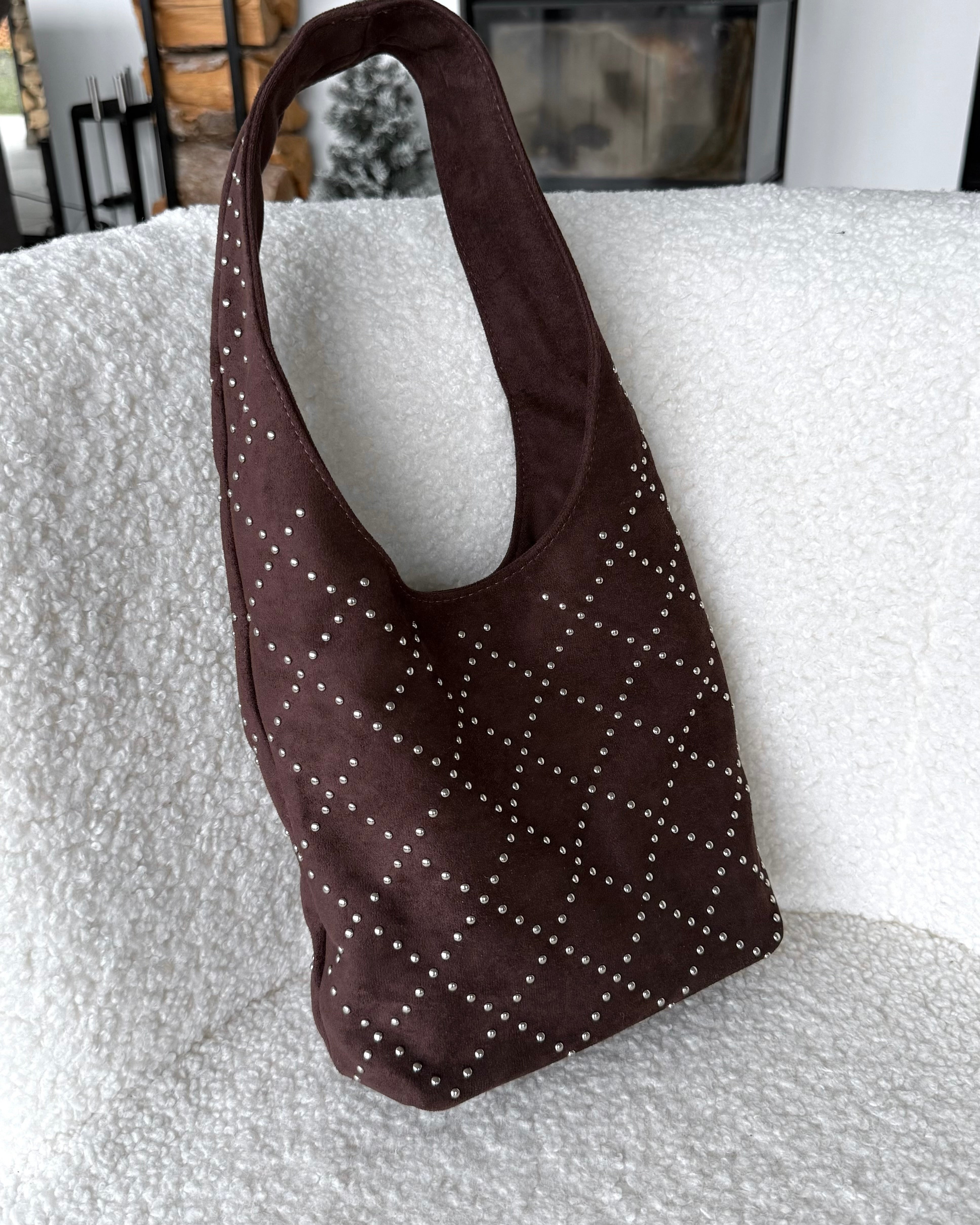 Tasche "Elyra“ Chocolate mit Nietenpunkten