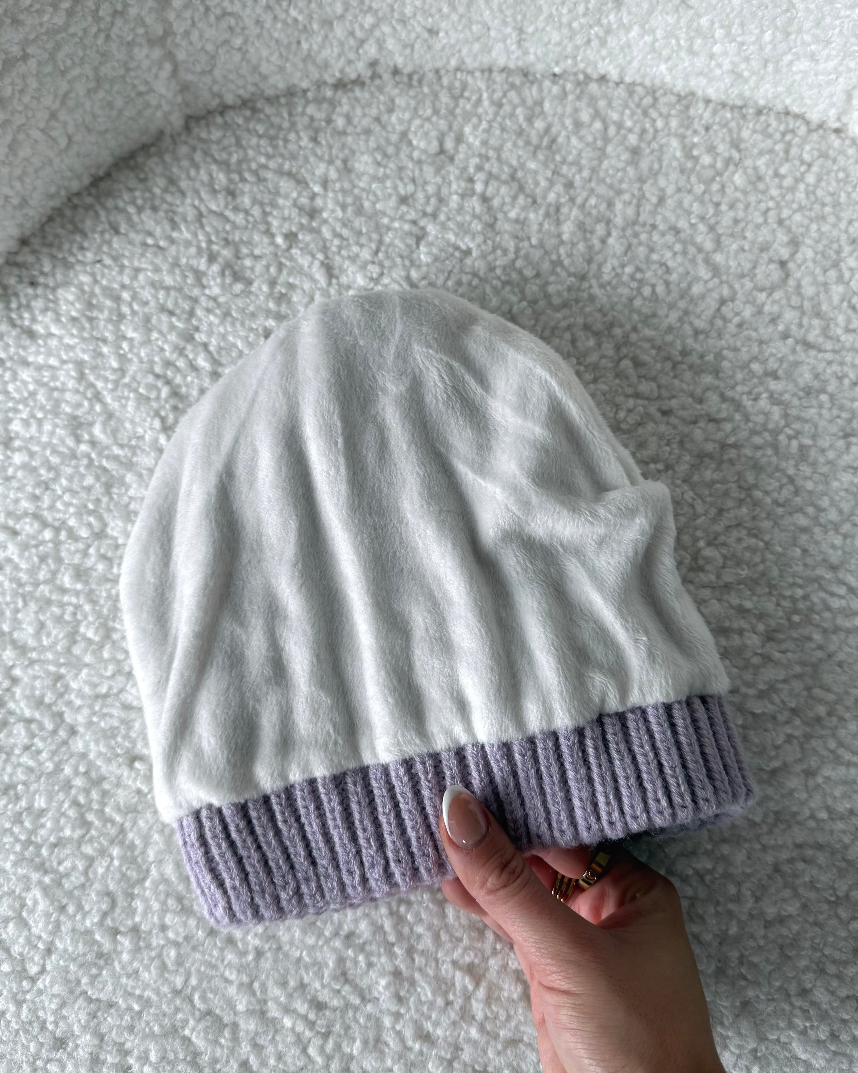 Mütze "Lumi" mit Bommel Lila