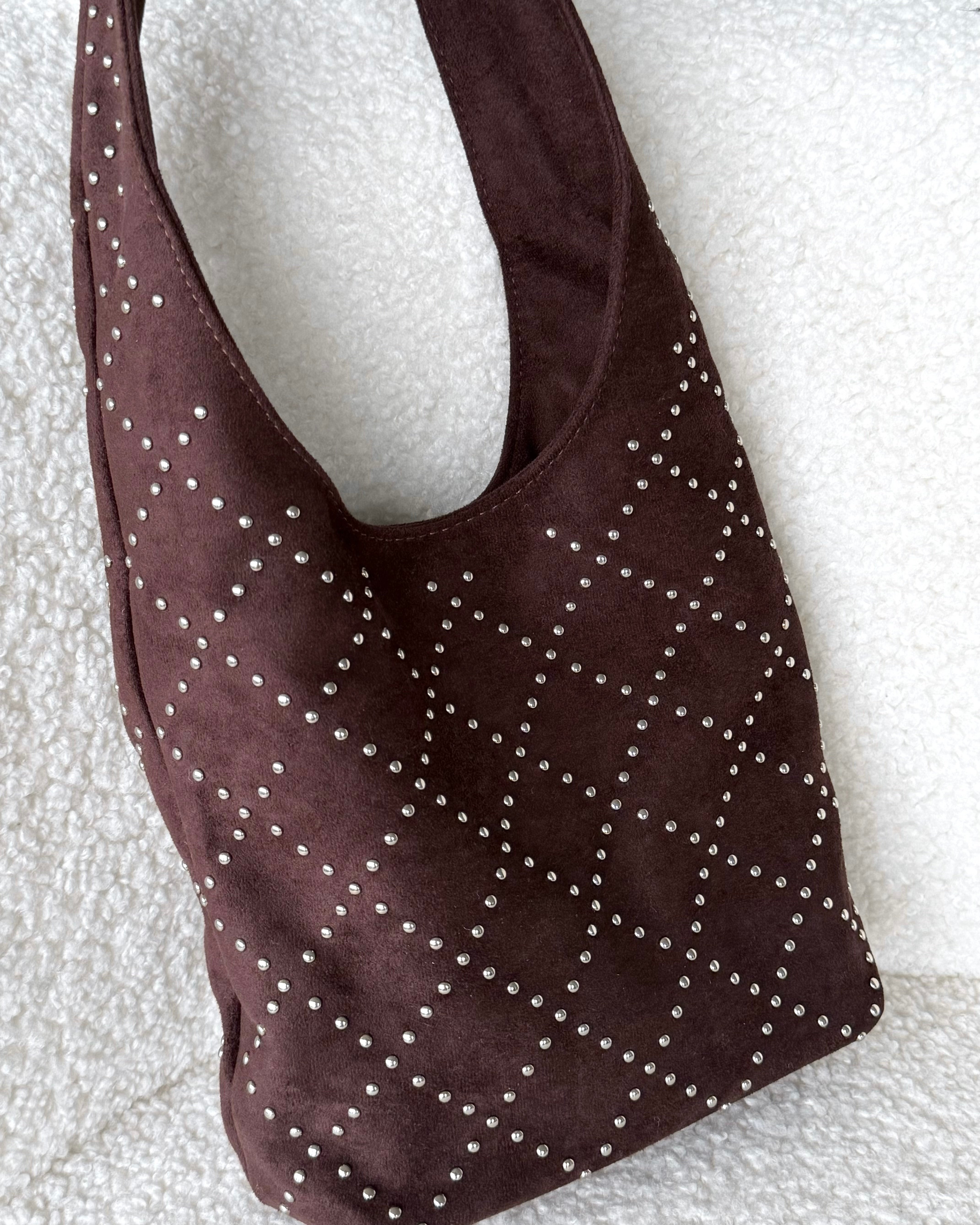 Tasche "Elyra“ Chocolate mit Nietenpunkten