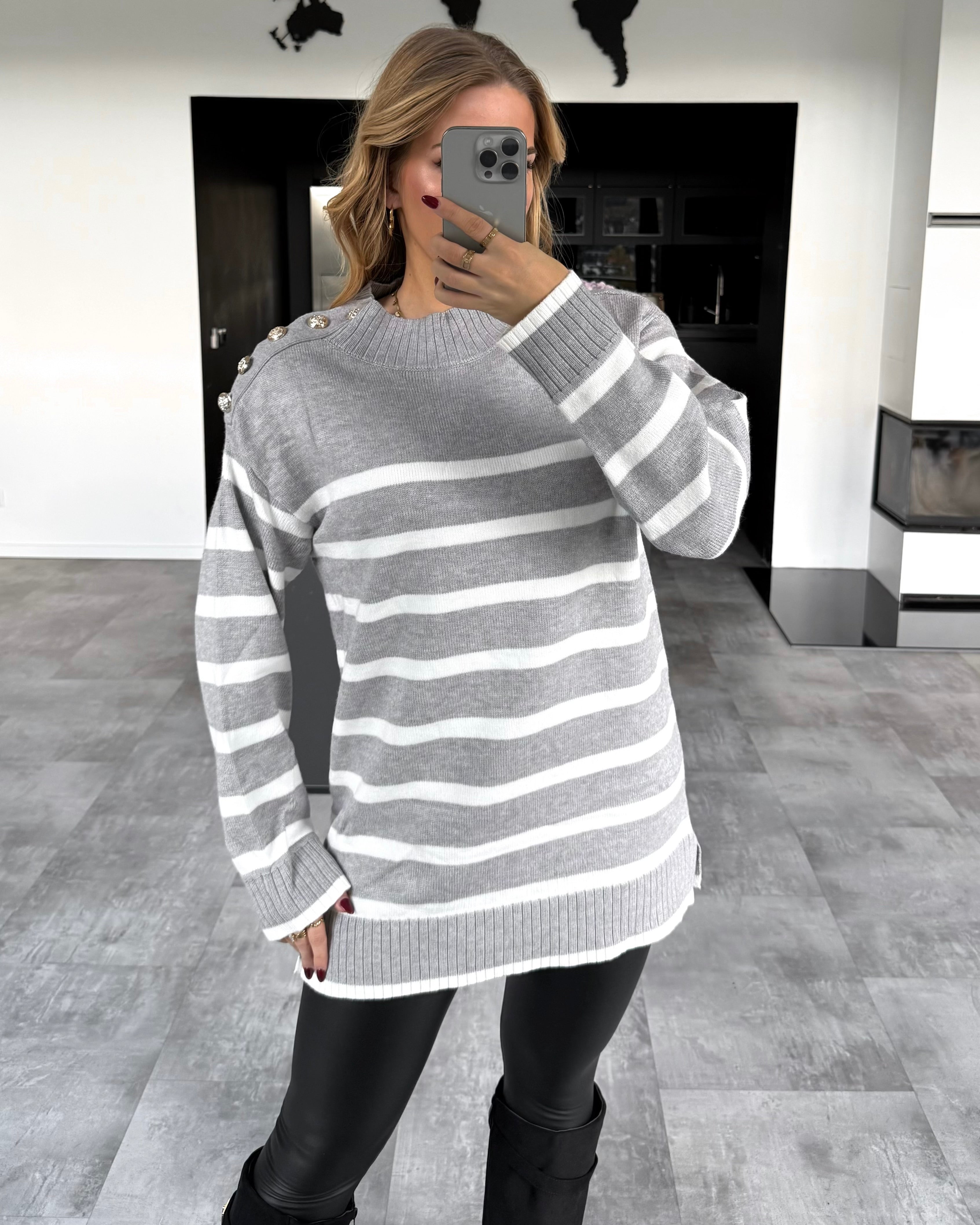 Pullover "Maribel" mit goldenen Knöpfen Grau-Weiß