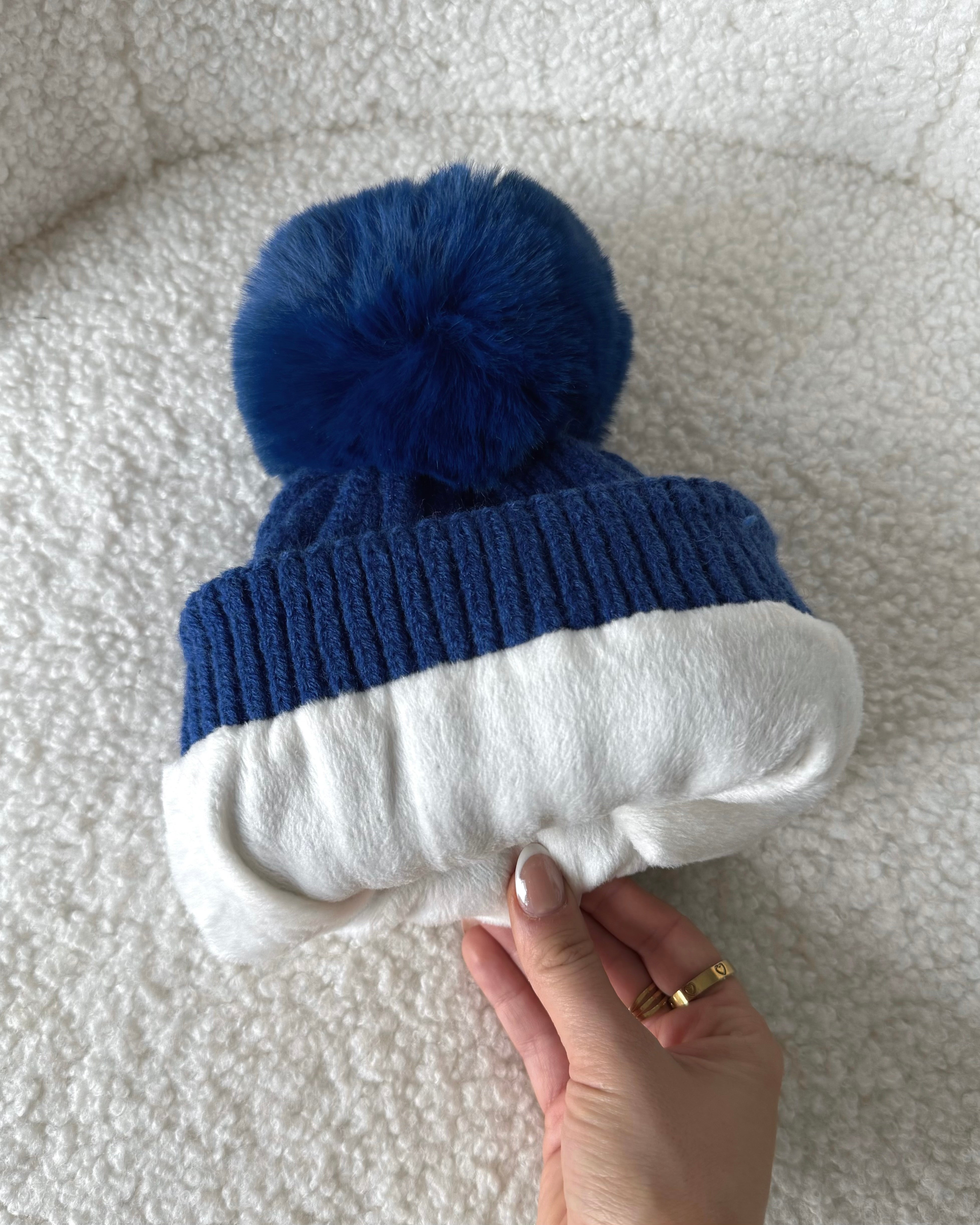 Mütze "Lumi" mit Bommel Royalblau