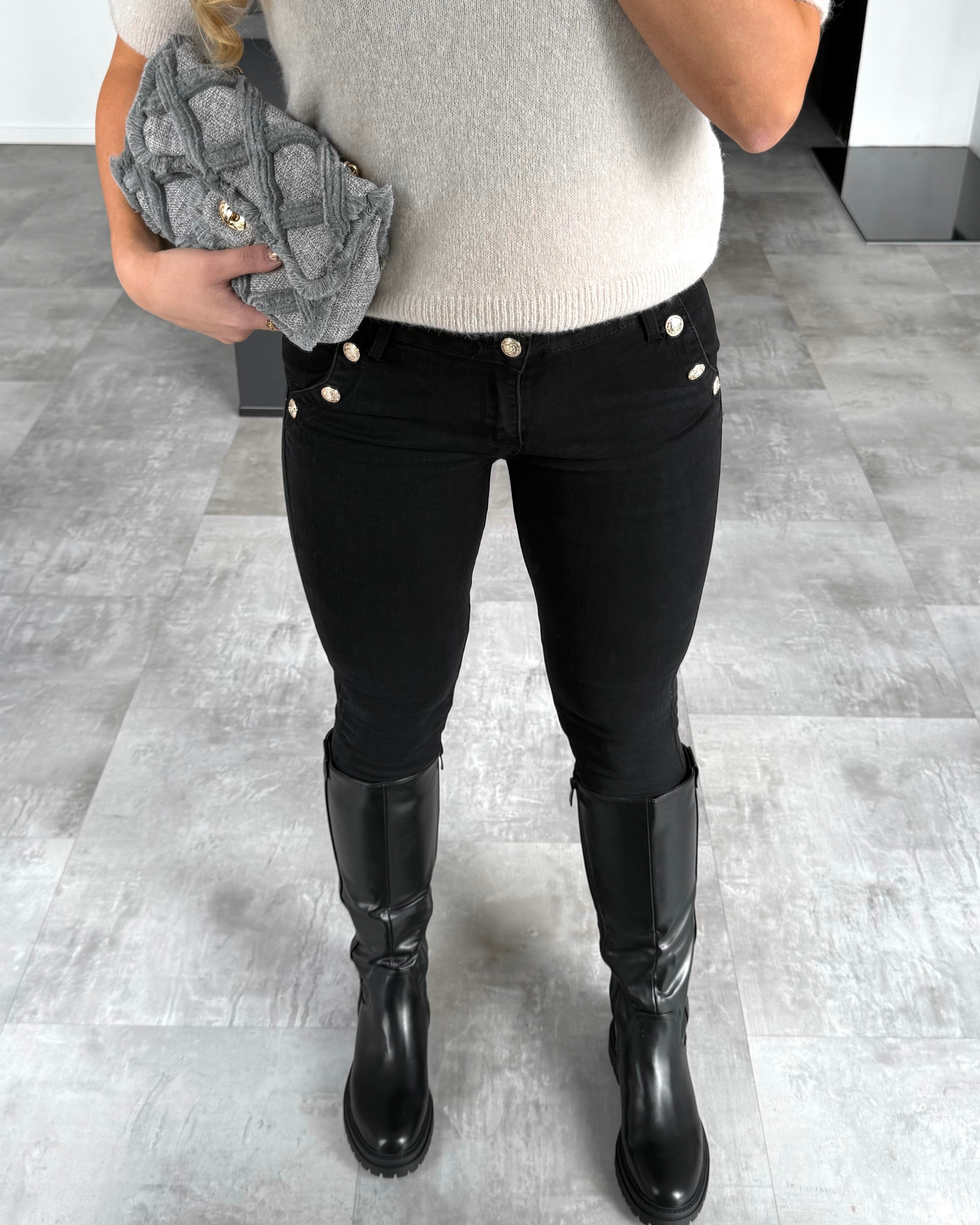 Skinny Jeans „Gwen“ mit goldenen Knöpfen Schwarz