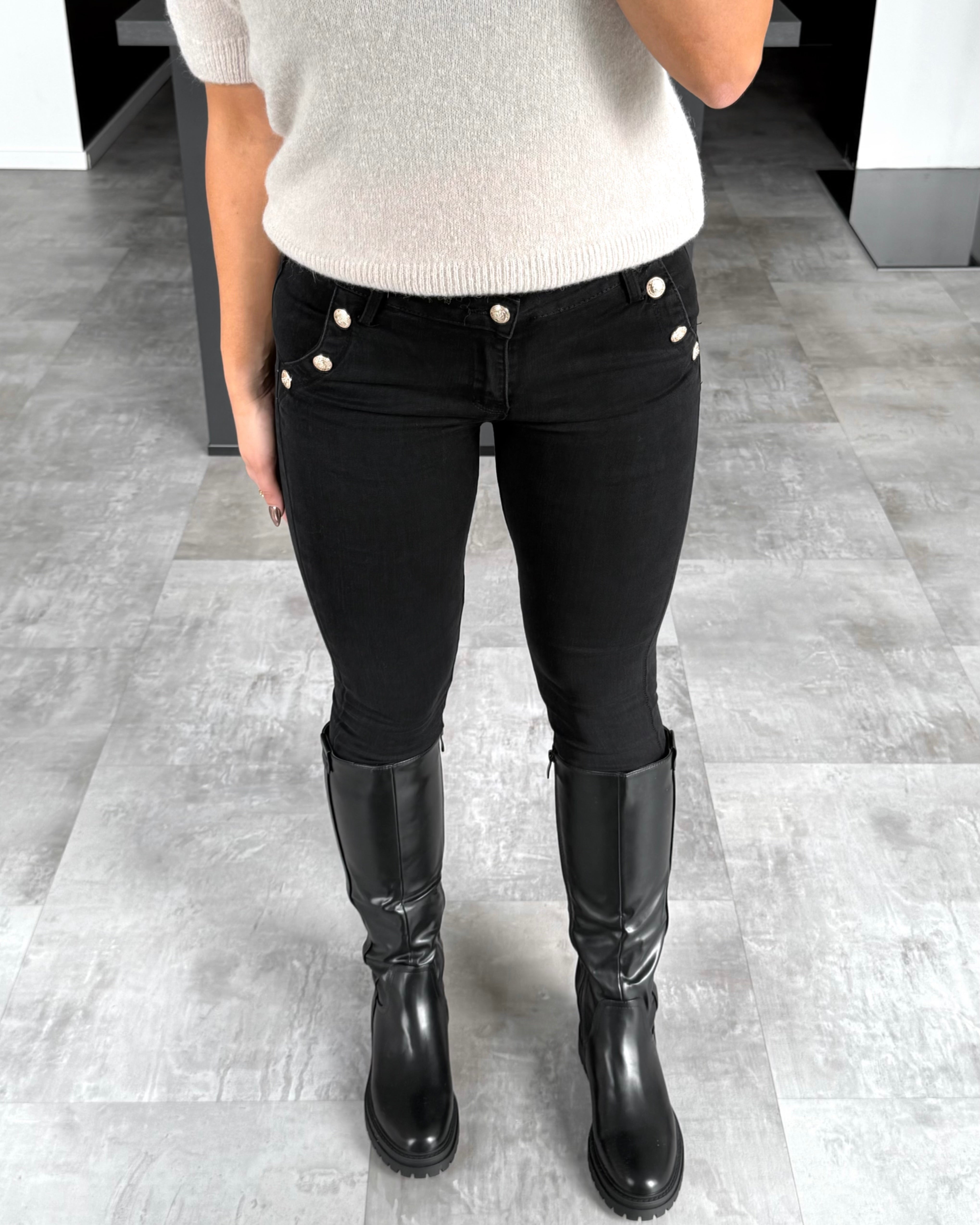 Skinny Jeans „Gwen“ mit goldenen Knöpfen Schwarz