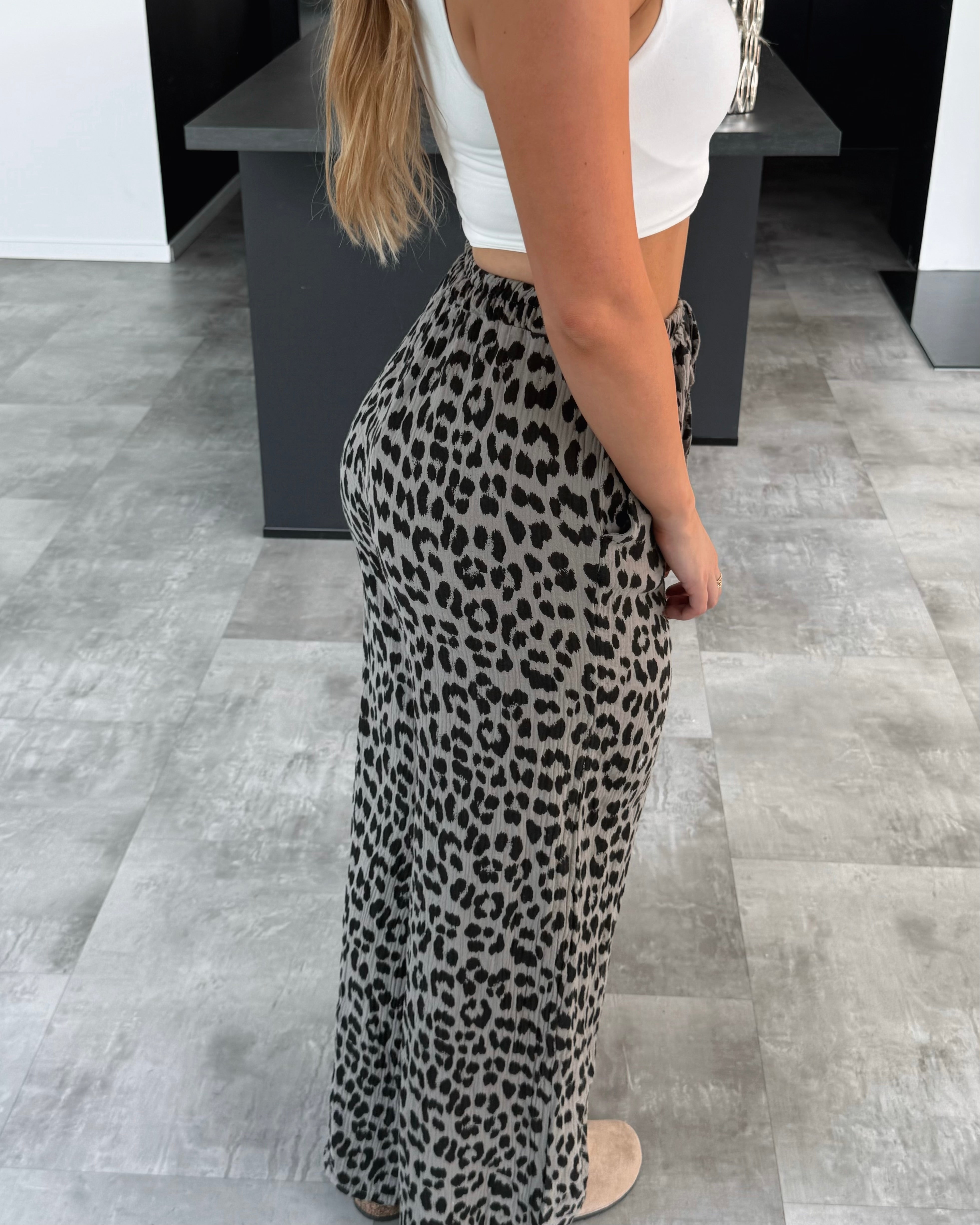 Musselin Hose „Nala“ Leoprint Grau