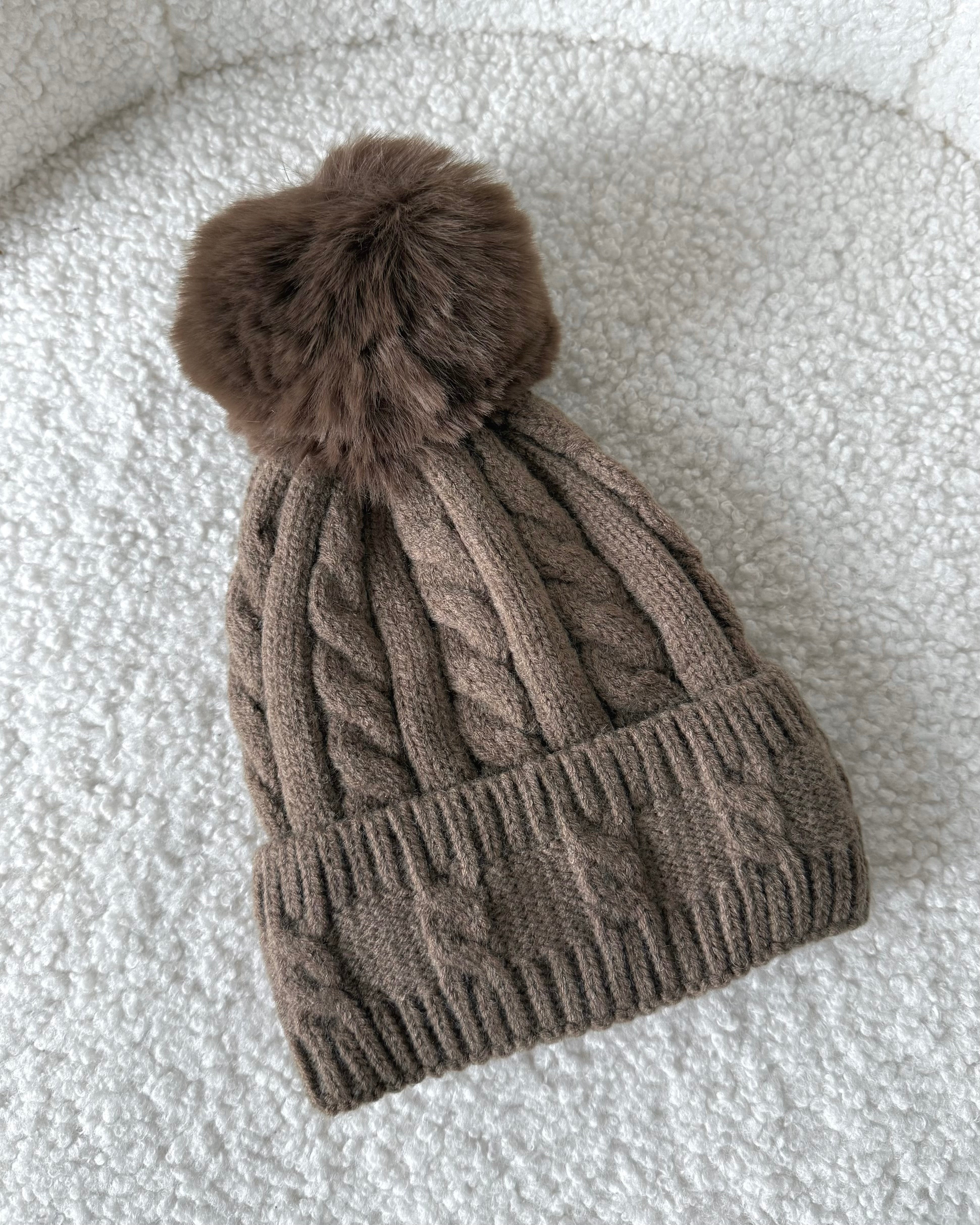 Mütze "Lumi" mit Bommel Taupe