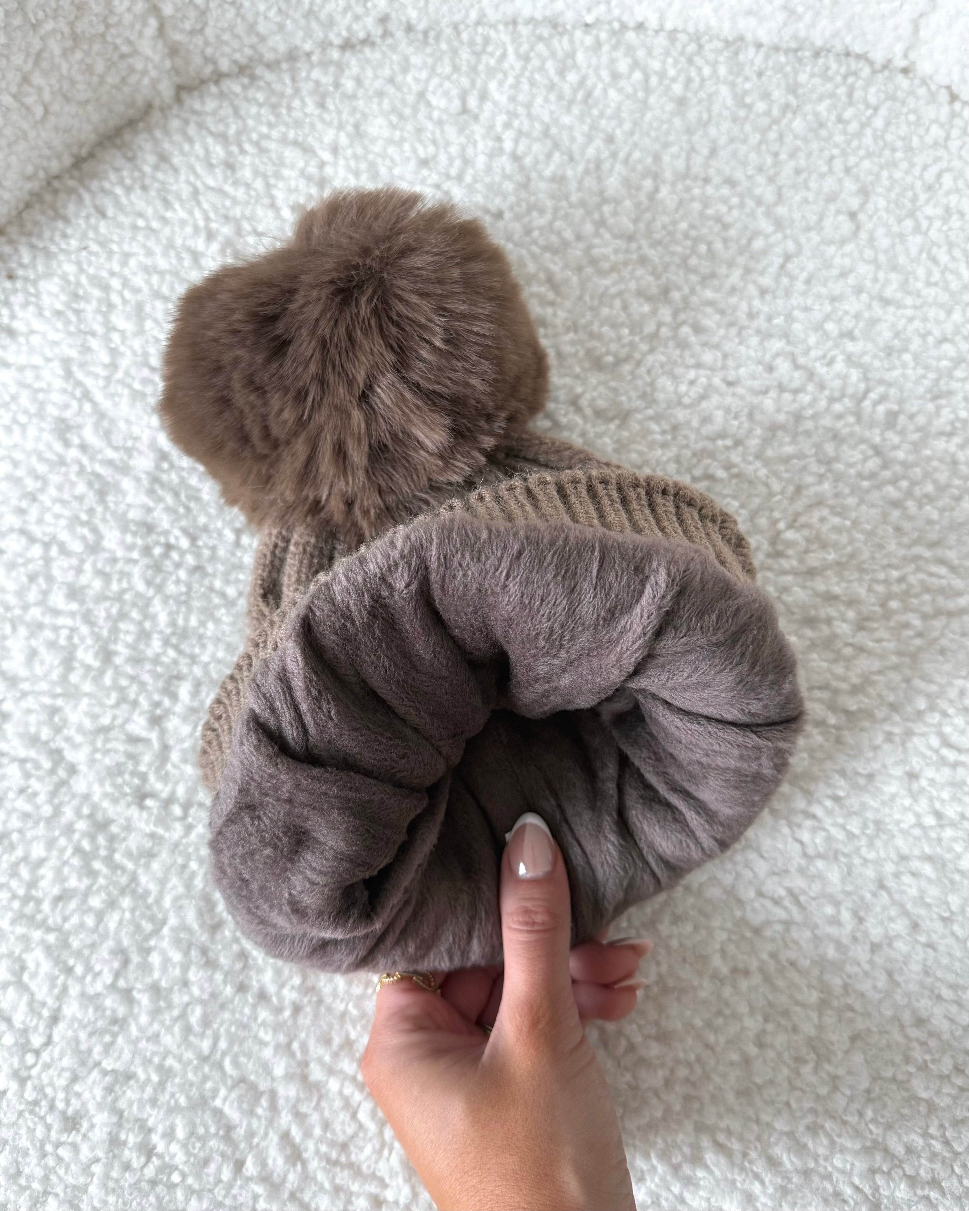 Mütze "Lumi" mit Bommel Taupe