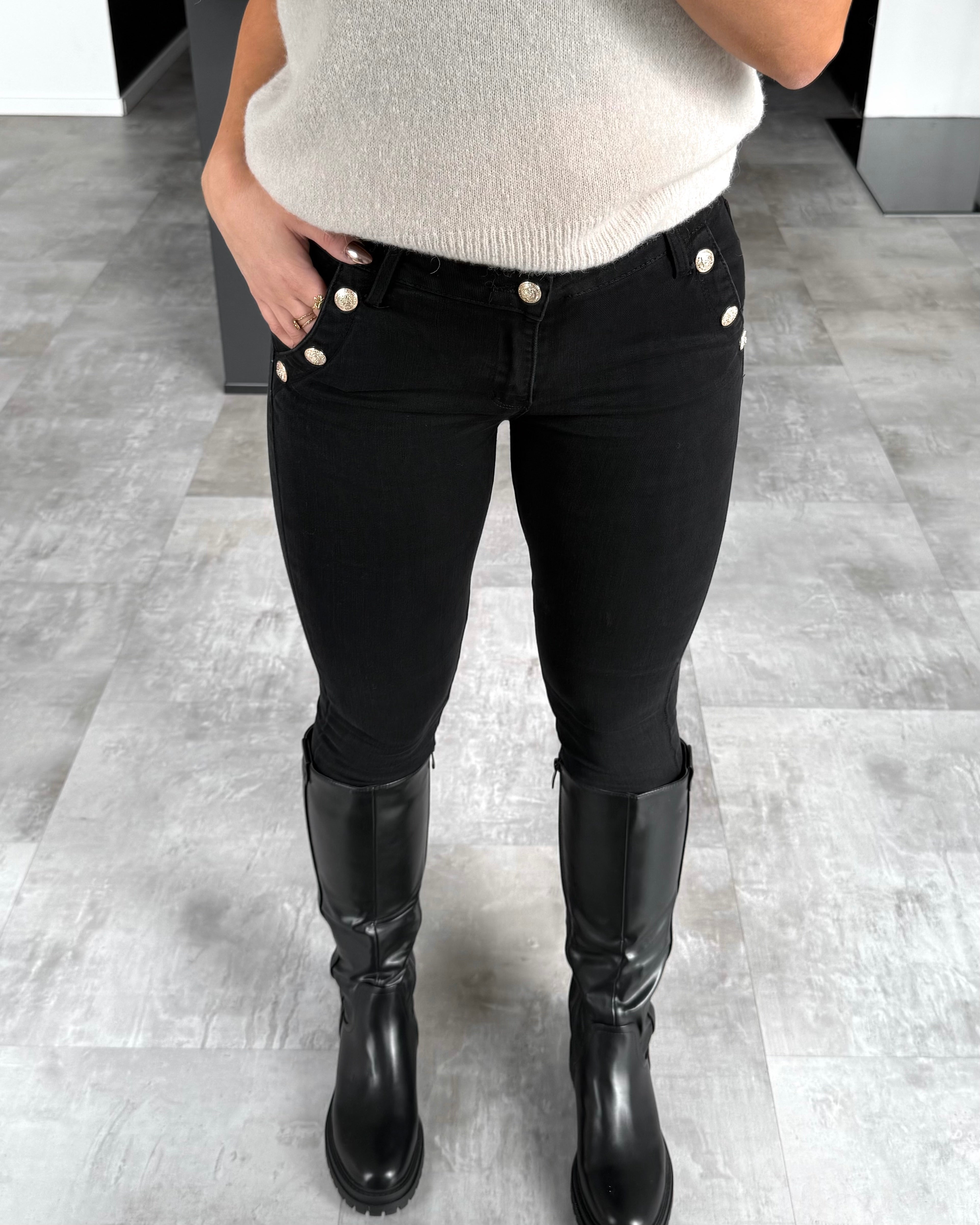 Skinny Jeans „Gwen“ mit goldenen Knöpfen Schwarz