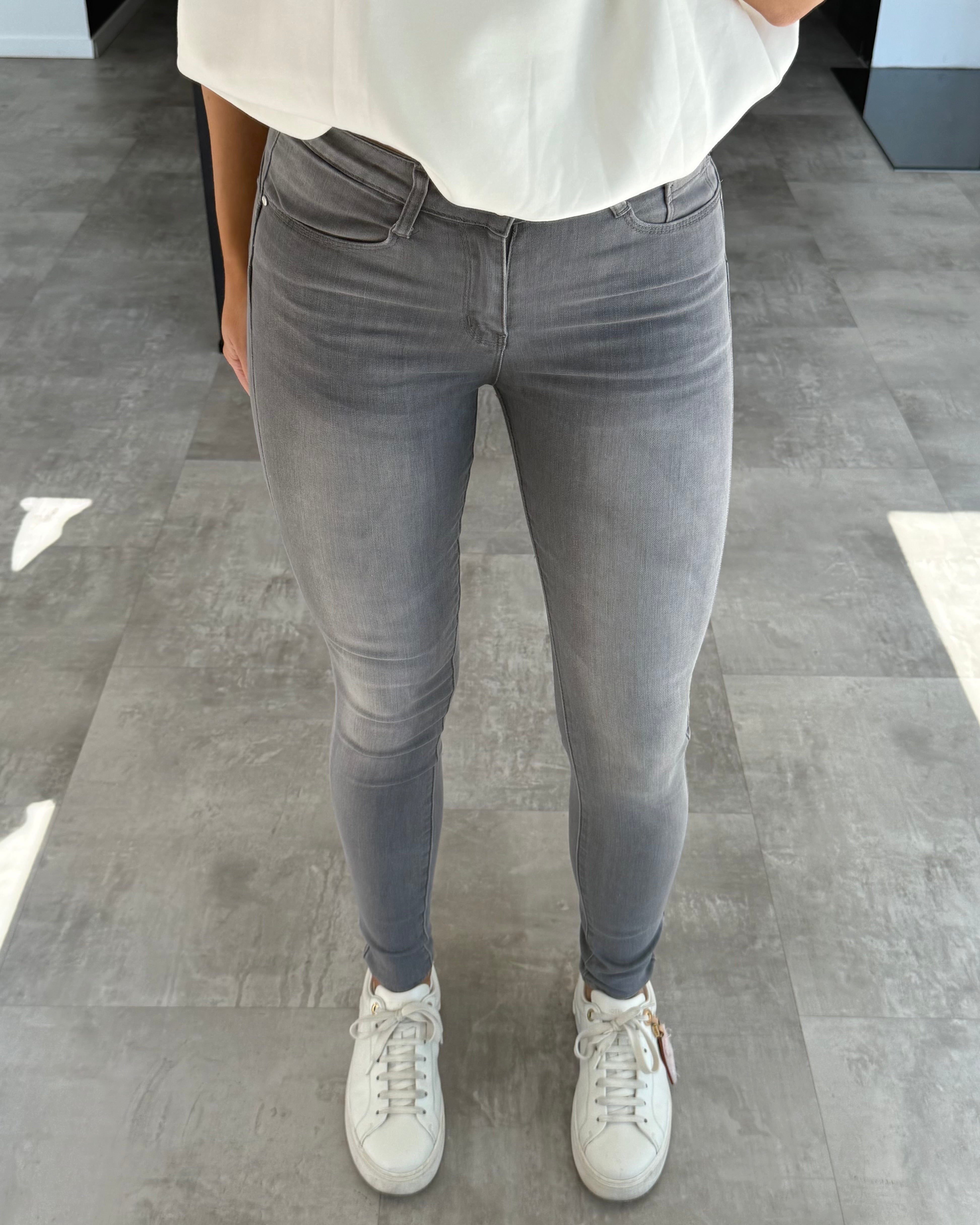 Push-Up Skinny Jeans "Fallon" Grau