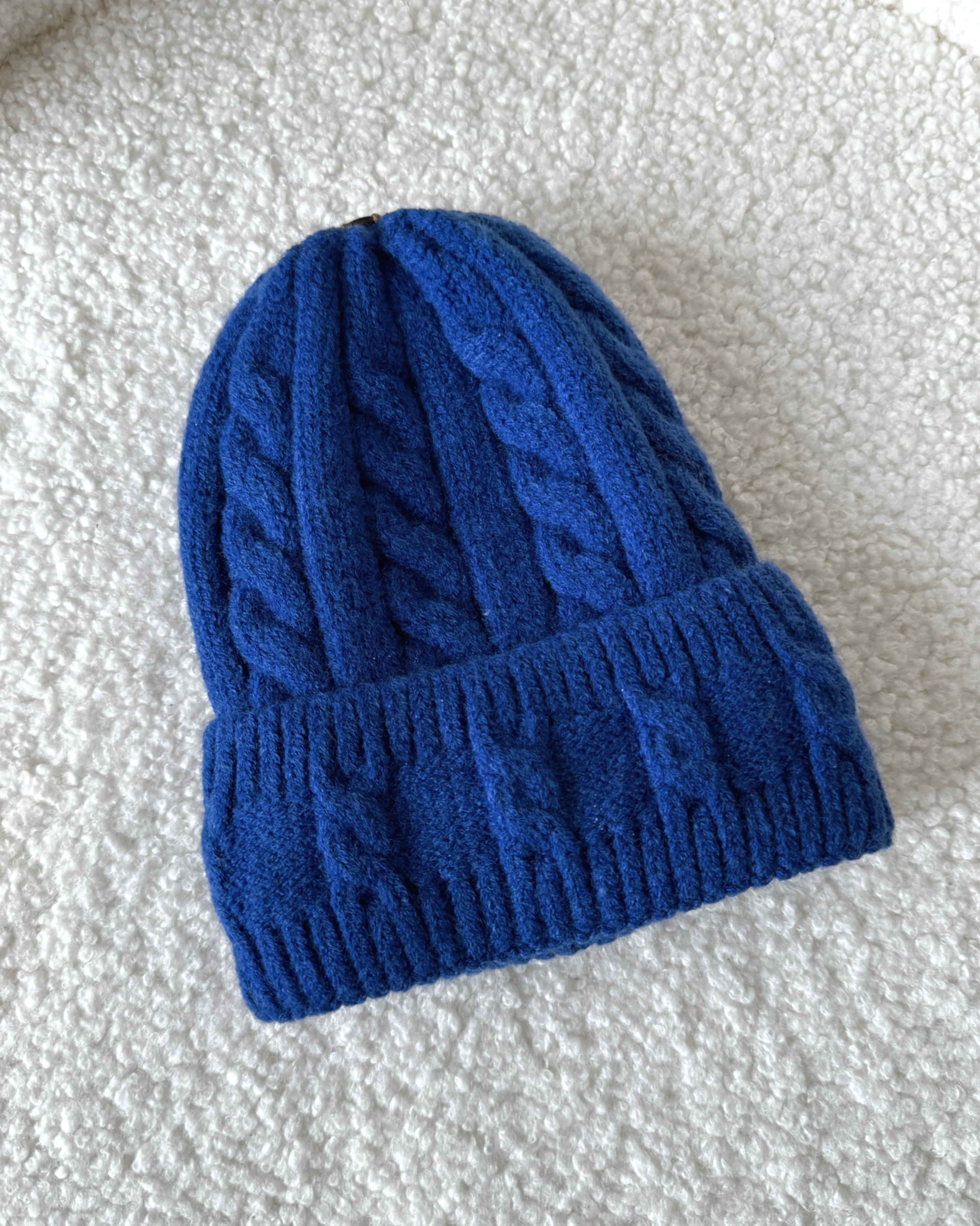 Mütze "Lumi" mit Bommel Royalblau